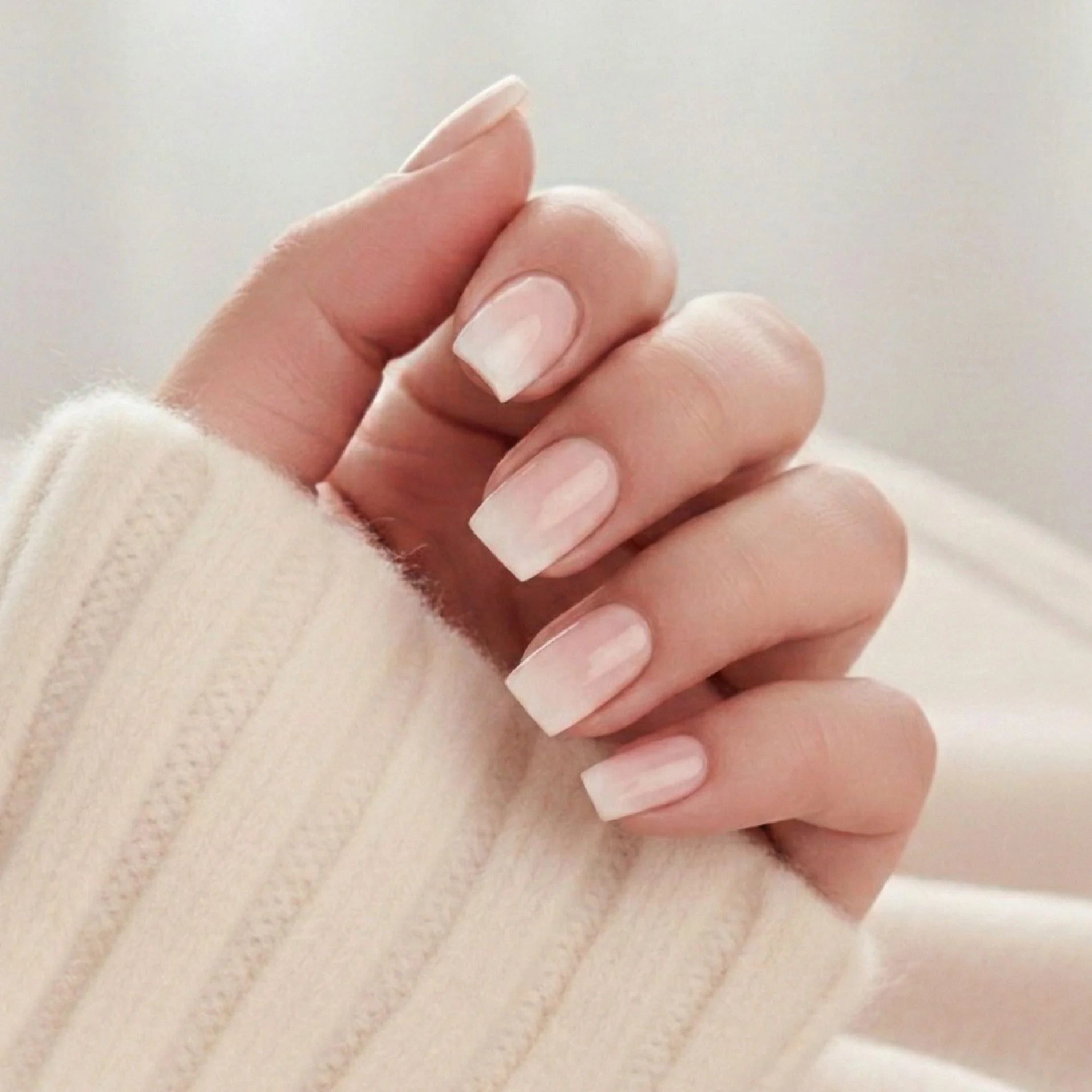 Dreamy Dip press-on nagels – franse ombré in vierkante vorm met nude basis en zachte witte tip