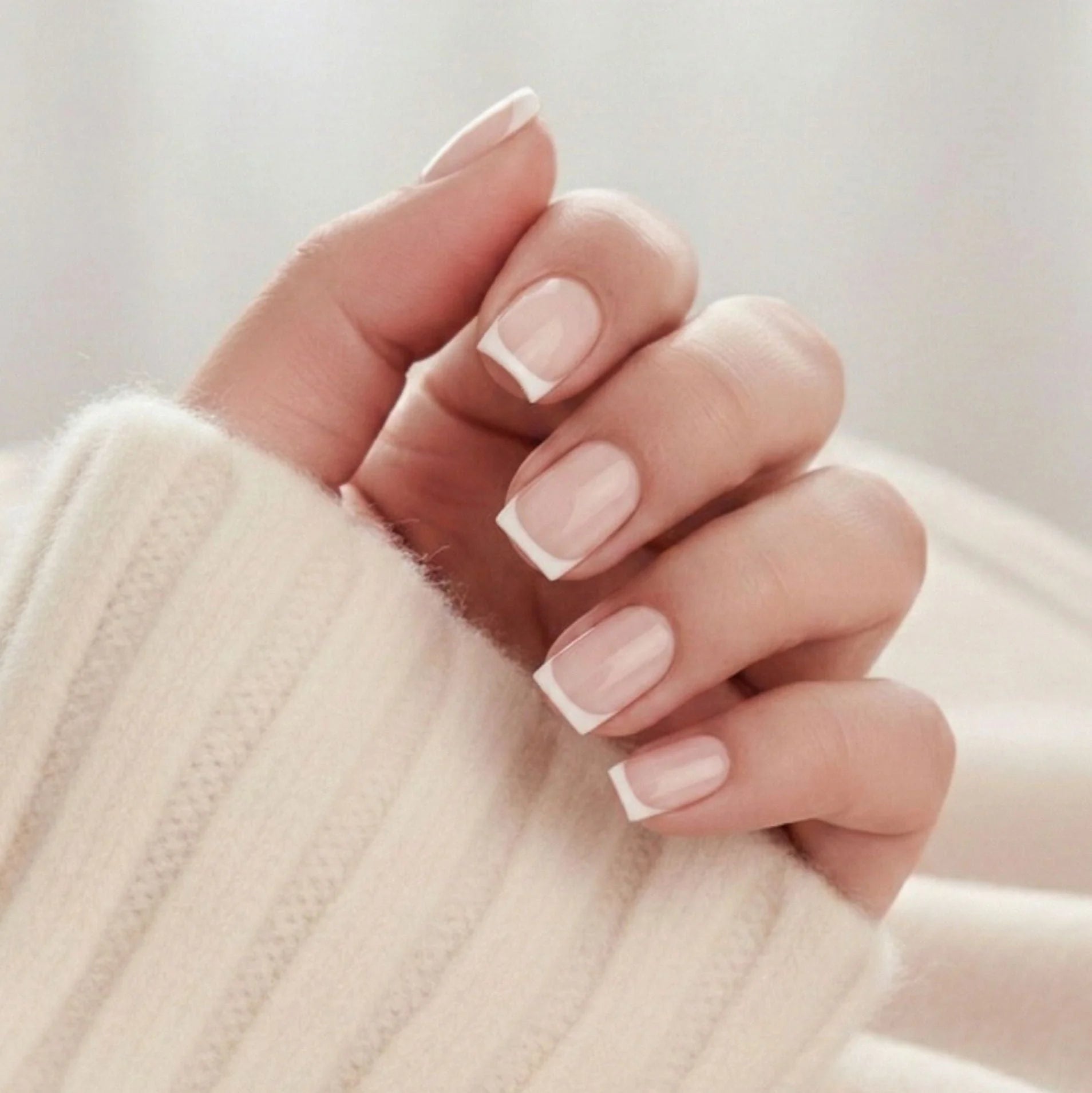 Angelic Aura press-on nagels – klassieke Franse manicure in vierkante vorm met witte tip