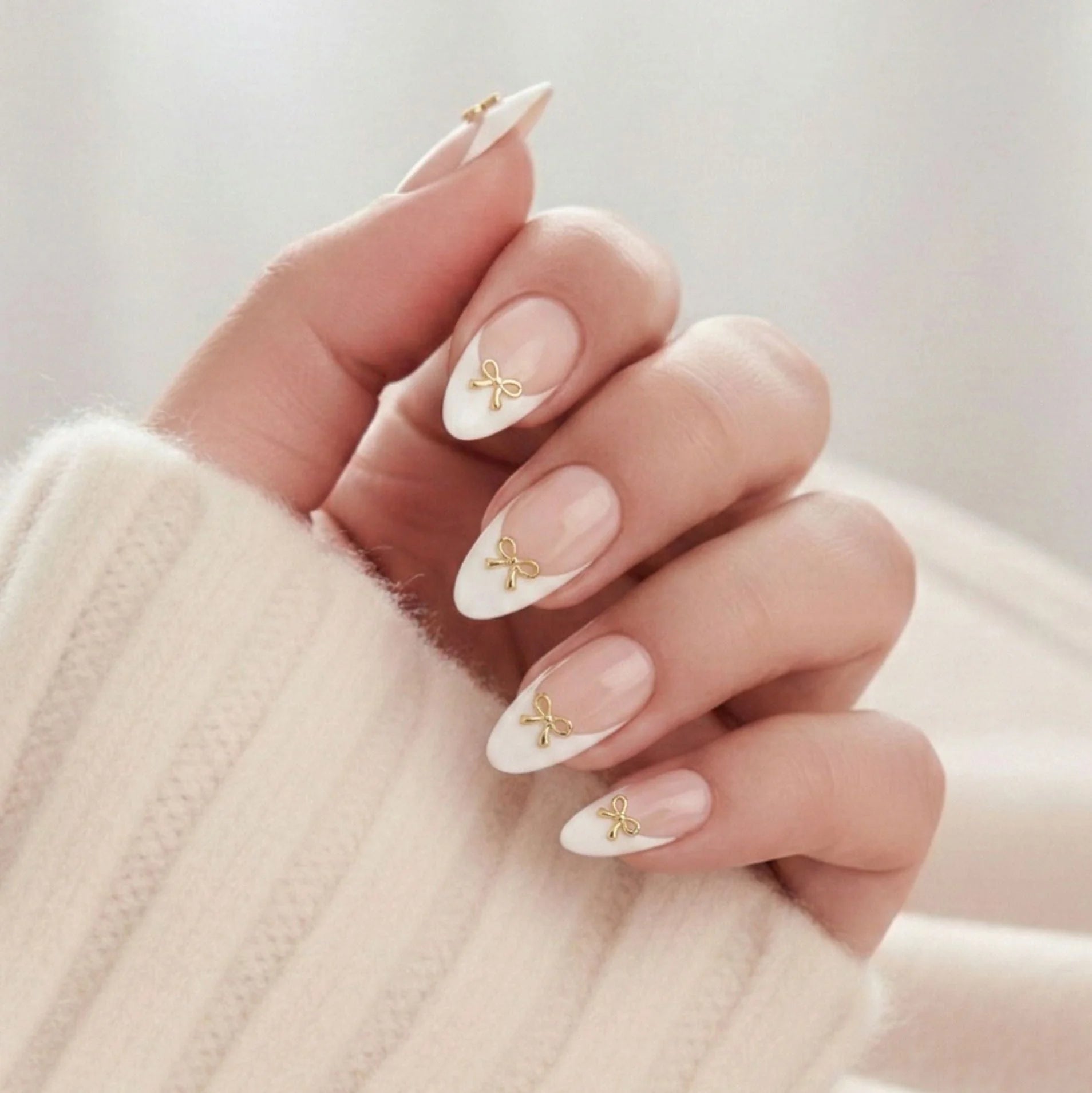 Blushing Bow press-on nagels – franse manicure in amandelvorm met witte tip en gouden strik