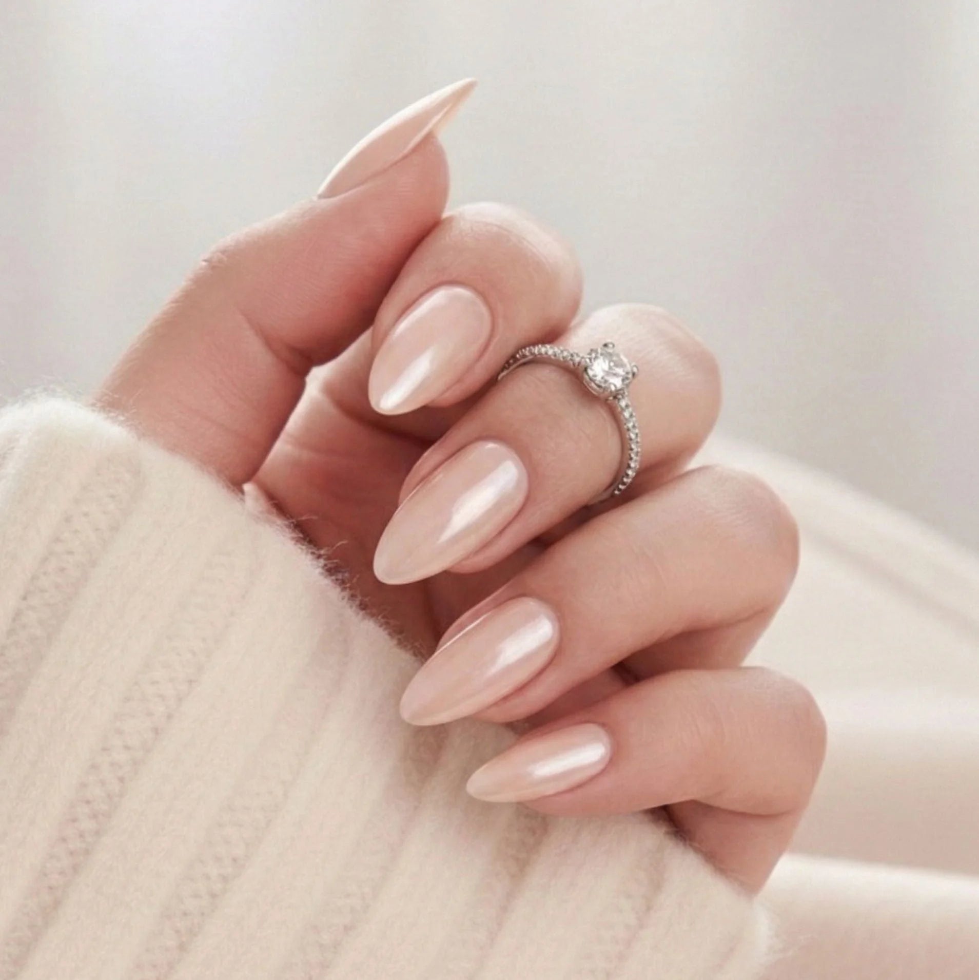 Heavenly Halo press-on nagels – pearl chrome glow in amandelvorm met nude basis en zilveren ring
