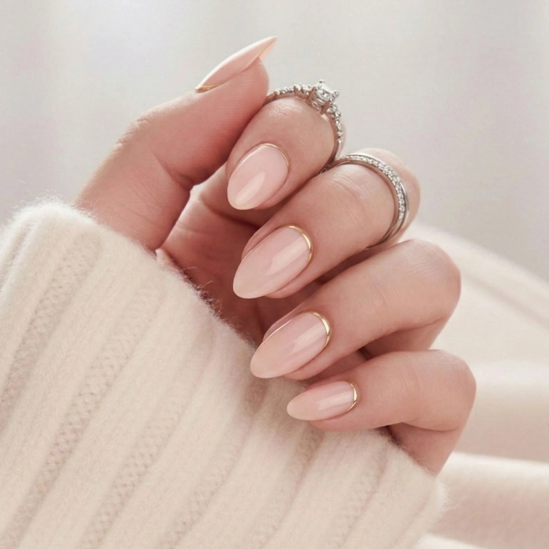 Golden Glimmer press-on nagels – nude amandelvorm met dunne gouden lijn langs de boog