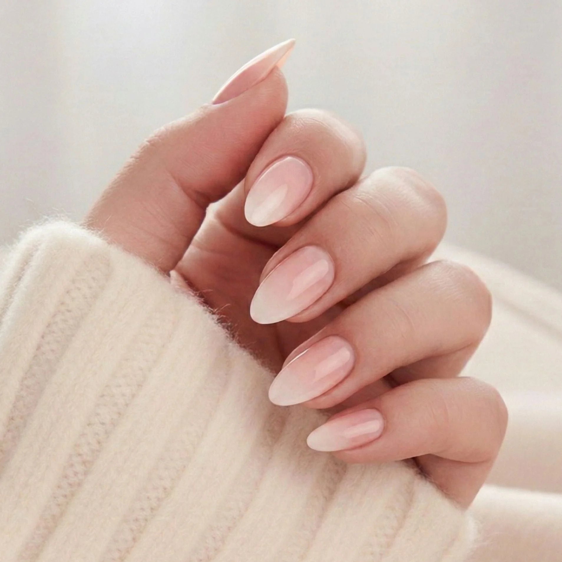 Dreamy Dip press-on nagels – zachte roze naar wit ombre in amandelvorm met natuurlijke finish
