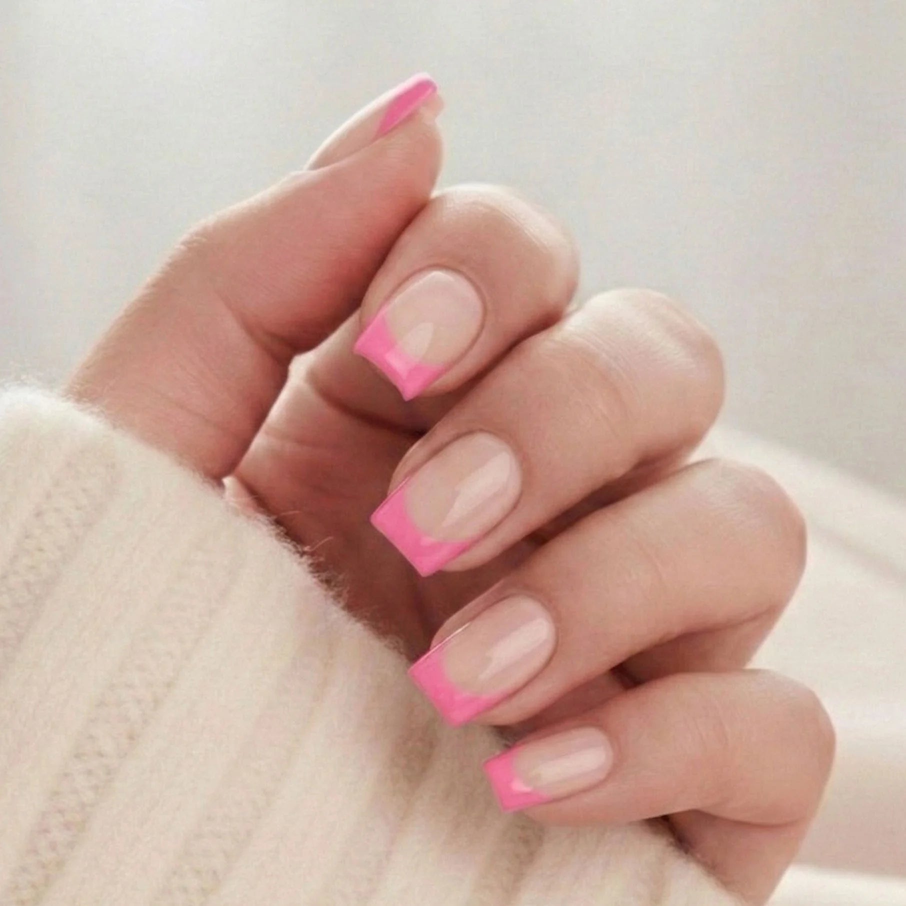 Pixie Pink press-on nagels – roze franse tip in korte square-vorm met nude basis