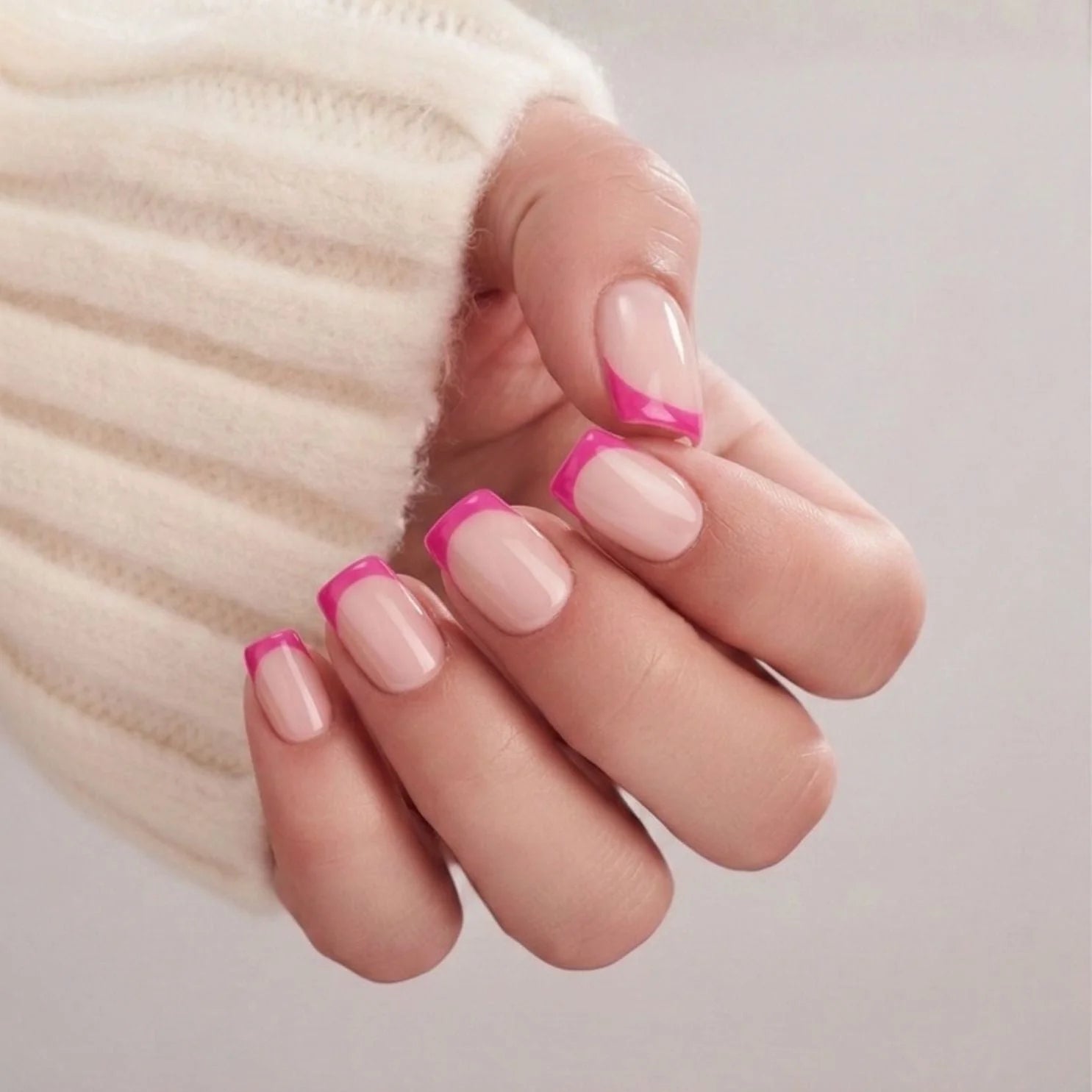 Pixie Pink gelnagels close-up – roze franse tip op nude basis in korte square-vorm