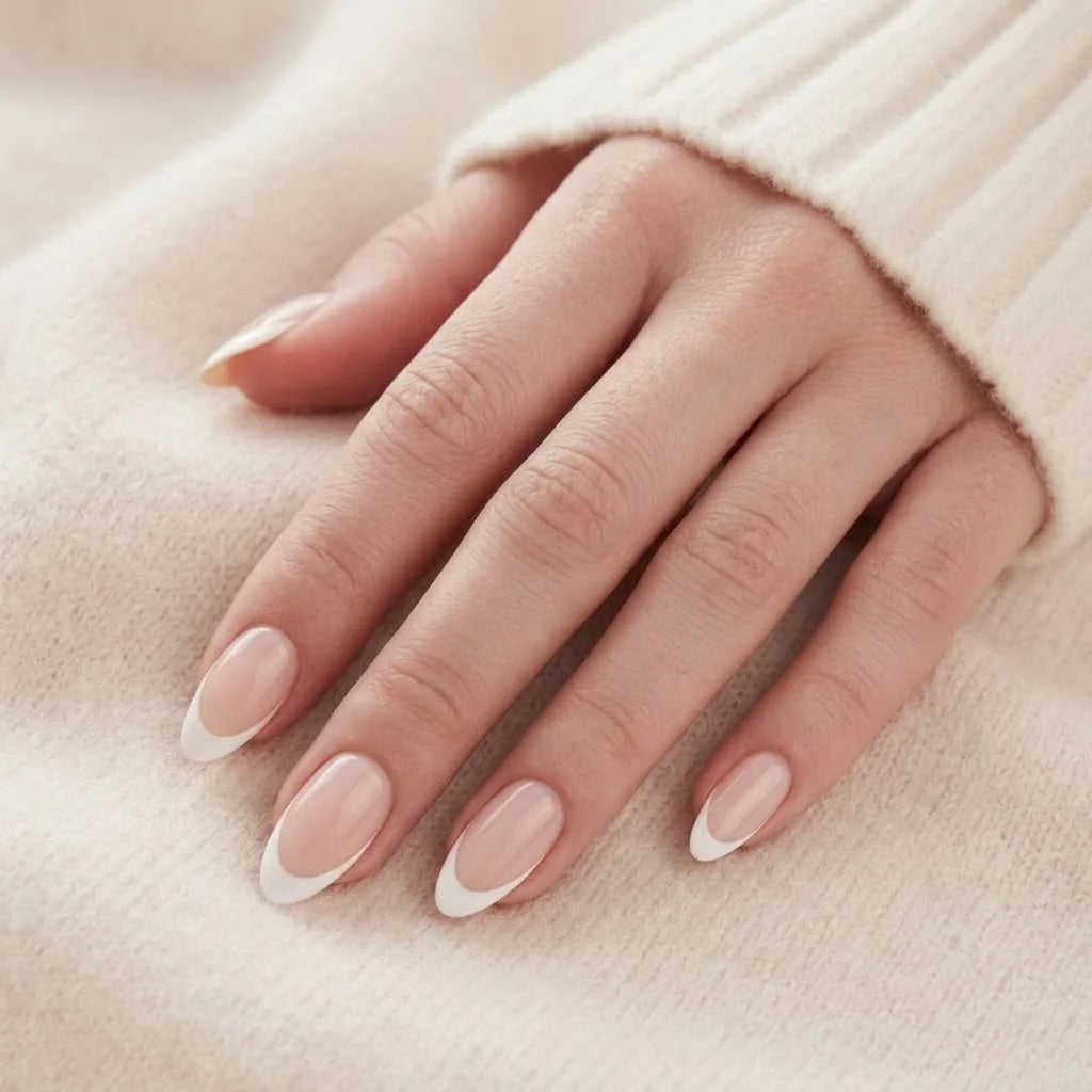 Angelic Aura nagels op hand – Franse witte tip en nude roze basis in amandelvorm