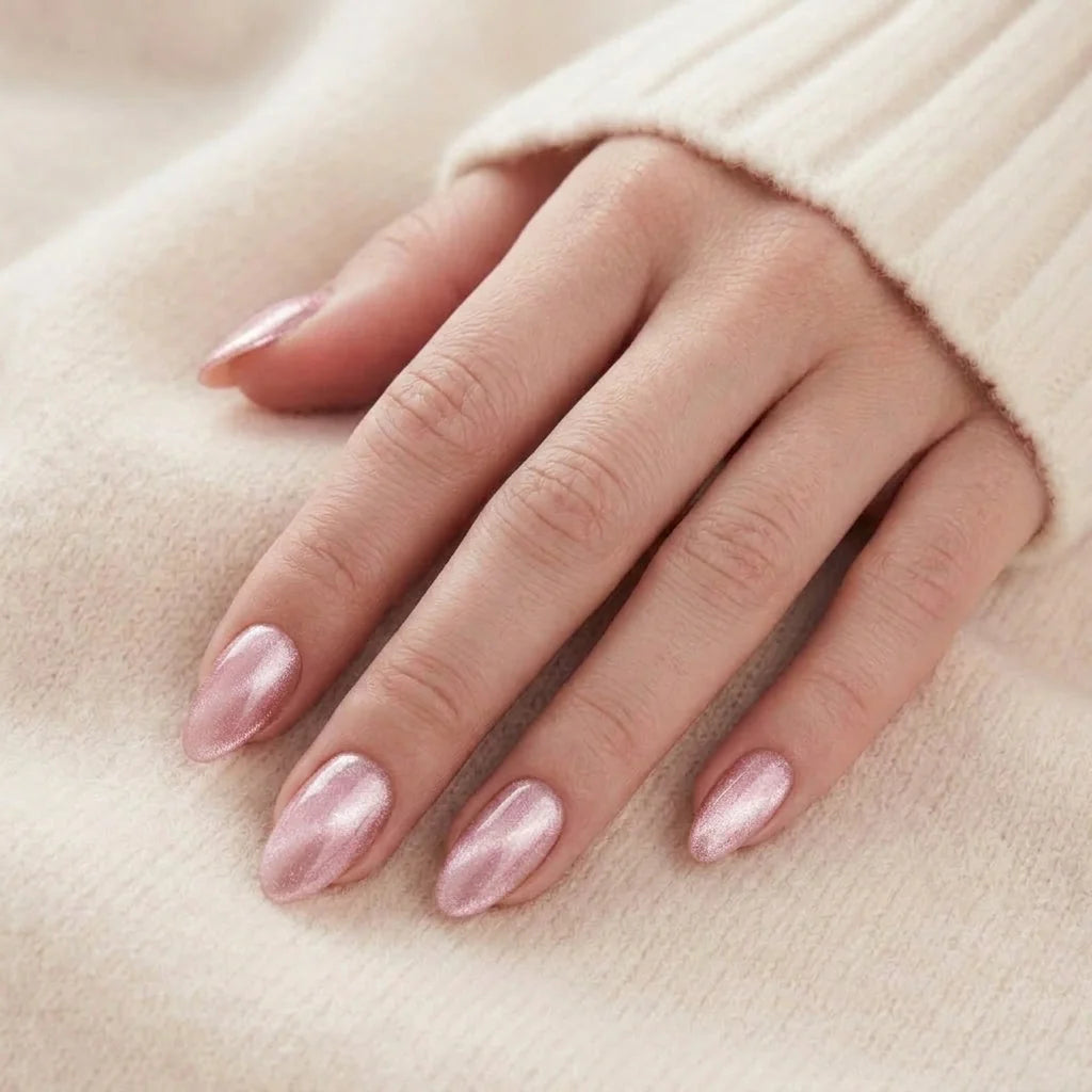 Powder Puff press-on nagels close-up – roze chrome amandelvormige gelnagels tegen zachte beige gebreide achtergrond