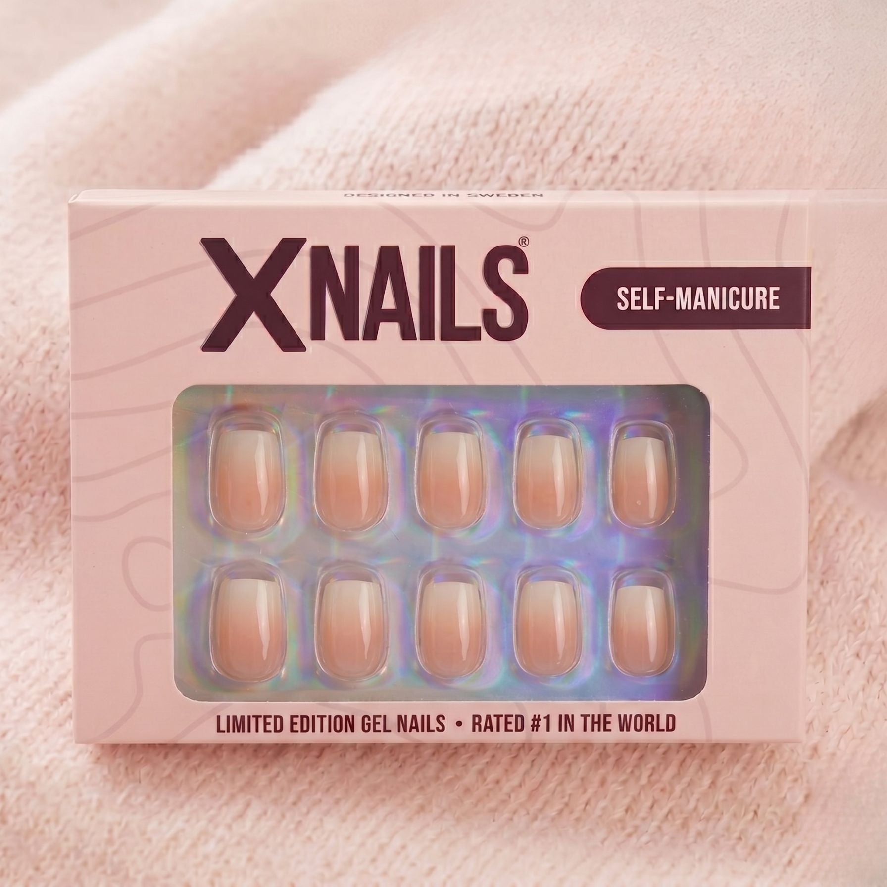 Dreamy Dip XNails-verpakking – limited edition gelnagels in vierkant met roze-witte ombré tegen beige gebreide achtergrond