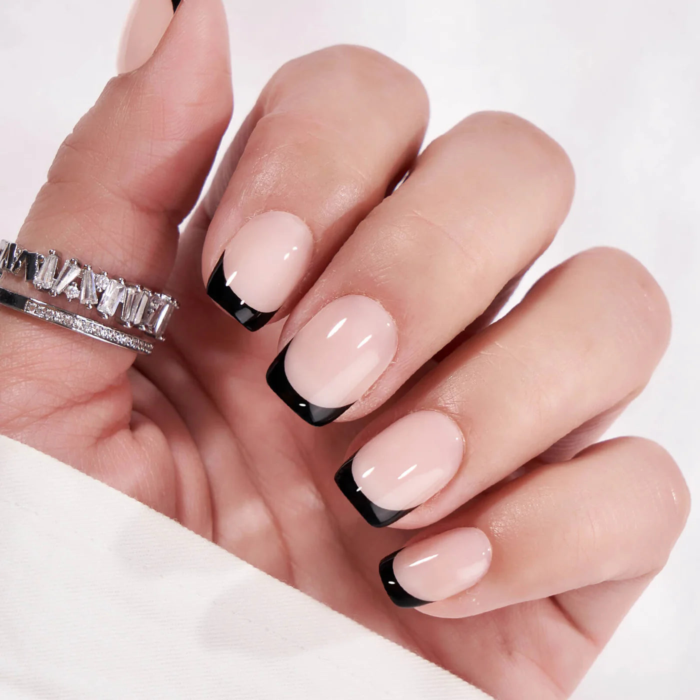 Vierkante press-on nagels met zwarte french – Sleek Silhouette ontwerp met kristallen ring tegen witte blouse