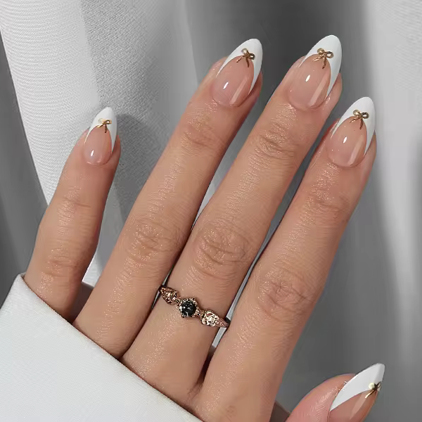 Witte franse press-on nagels – amandelvorm met ringaccent op hand, close-up XNails