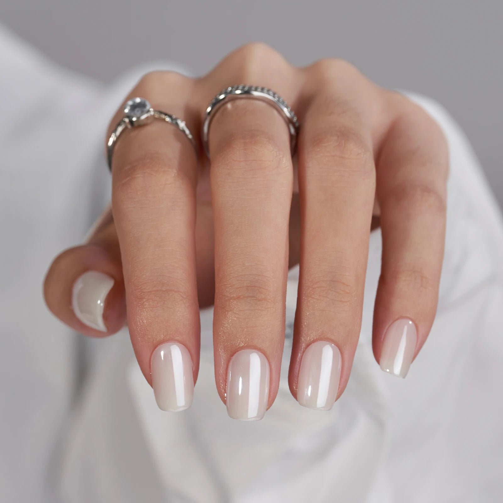 Pure Pearl press-on nagels close-up – nude pearl glans in vierkante vorm met zilveren ringen met diamant
