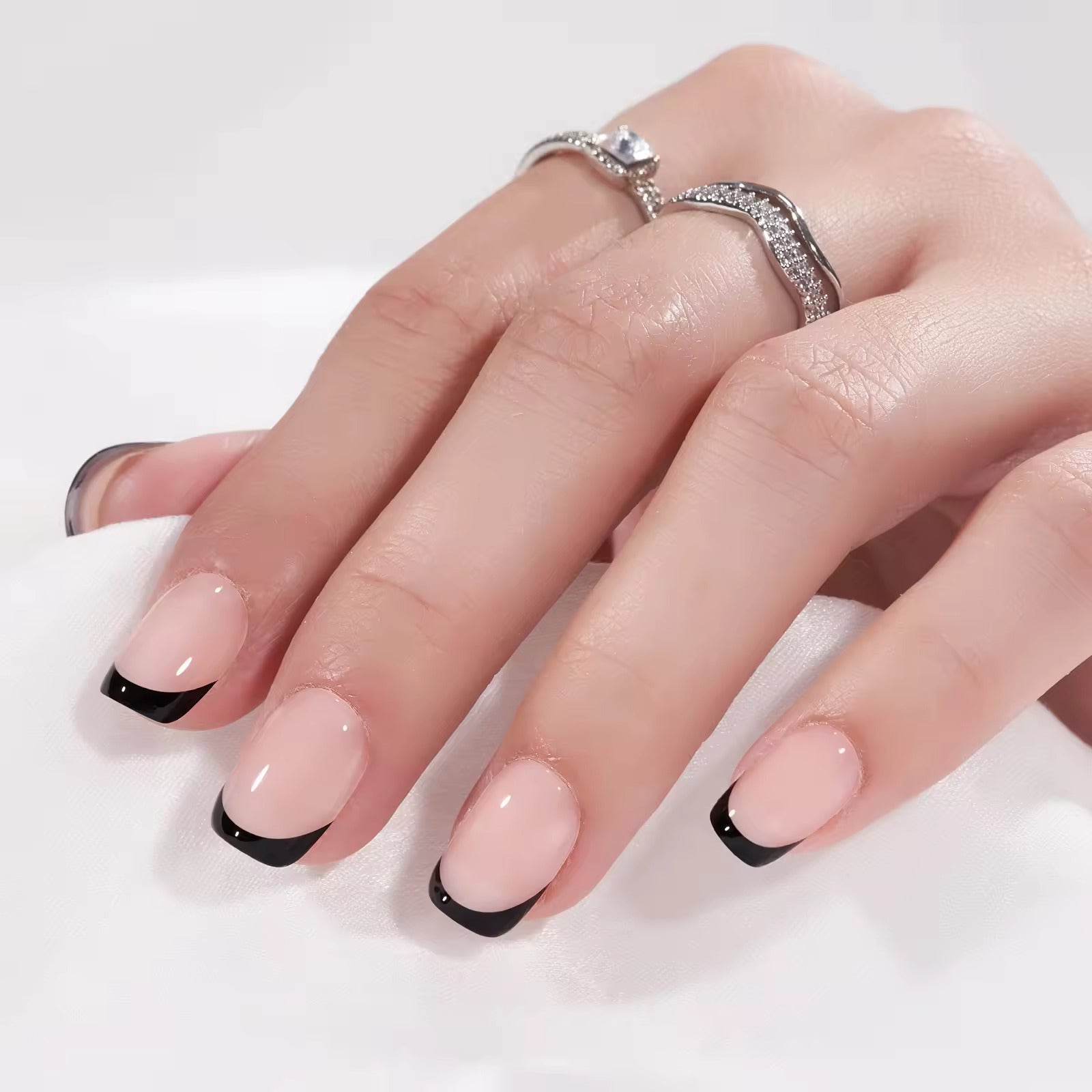 XNails press-on nagels verpakking – roze limited edition box met witte franse gelnagels in vierkant