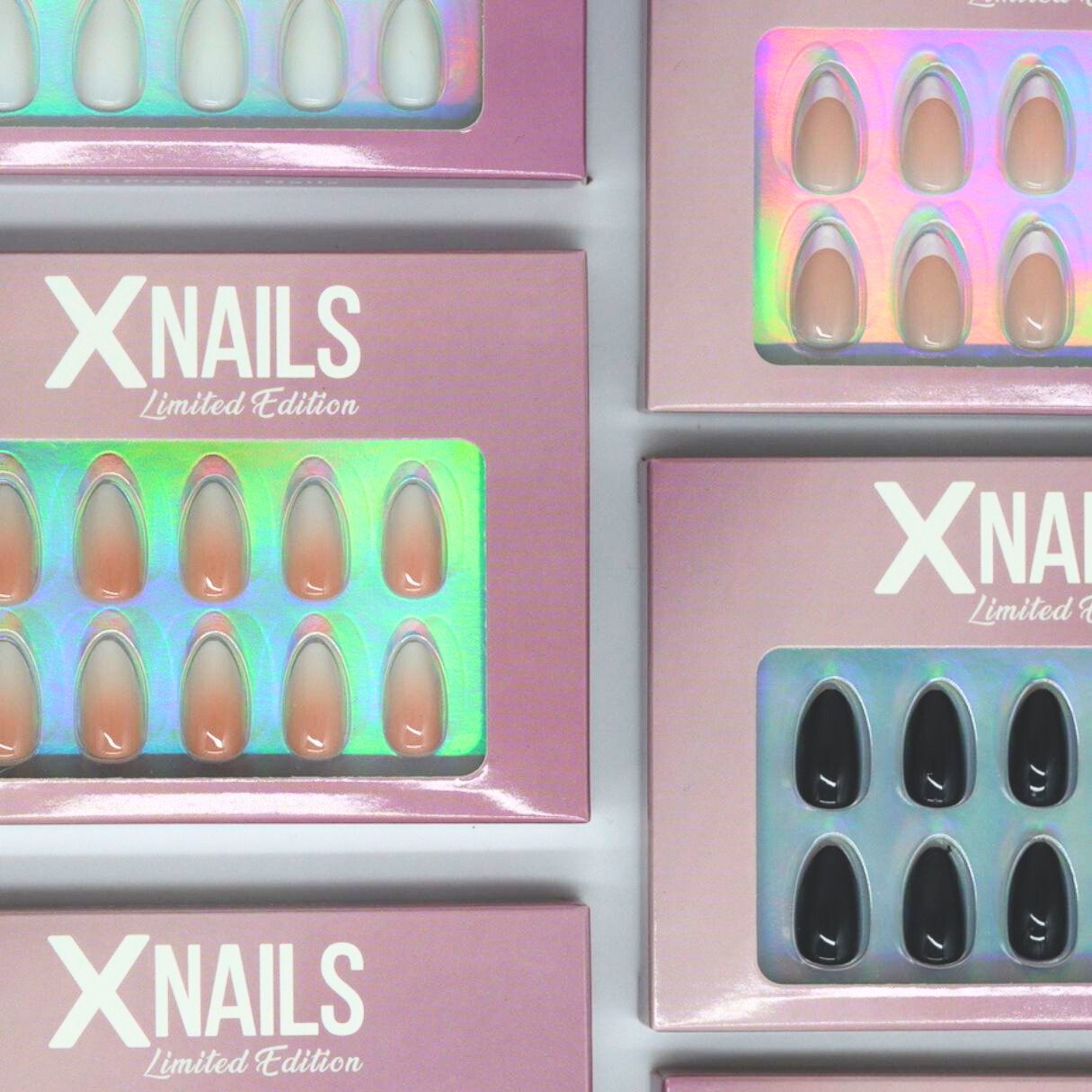 XNails limited edition press-on nagels verpakkingen – holografische roze doos close-up