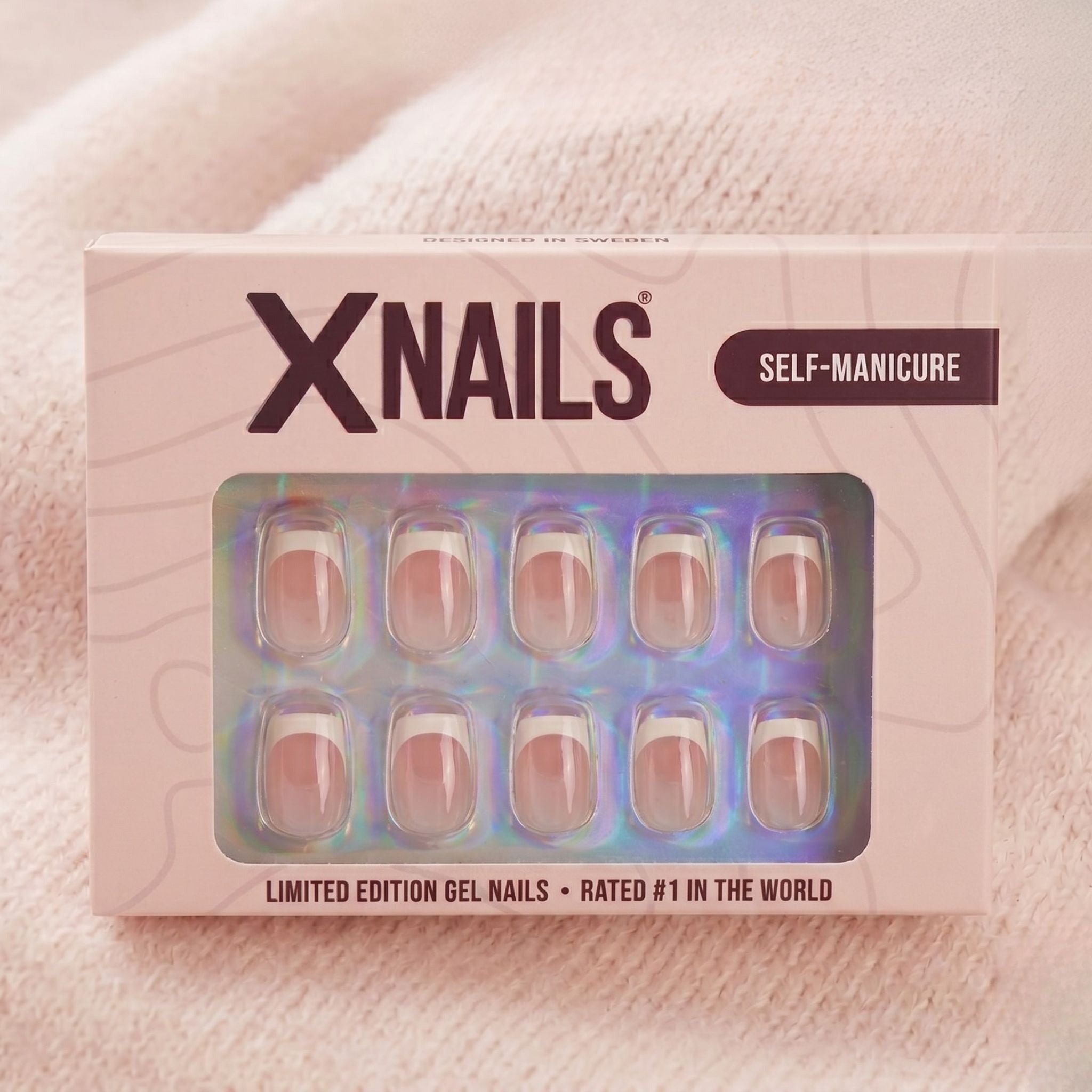 XNails Classic Chrome press-on nepnagels in verpakking. Korte vierkante nagels met witte Franse manicure op natuurlijke basis
