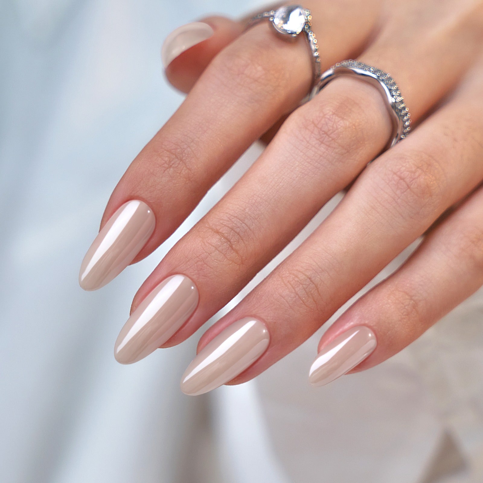 XNails press-on naglar förpackning – rosa limited edition box med nude mandelnaglar