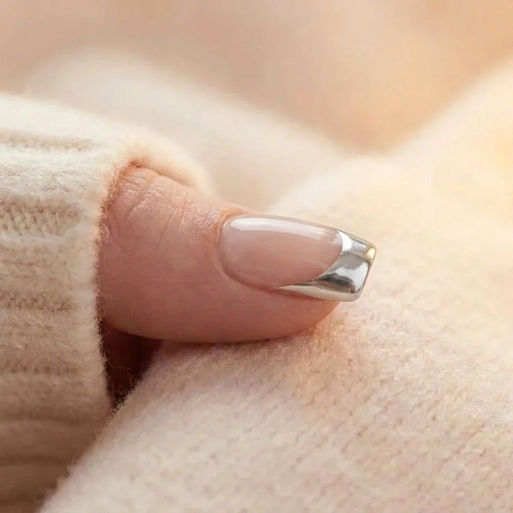 Fancy French – press-on nagels, close-up van de nagel