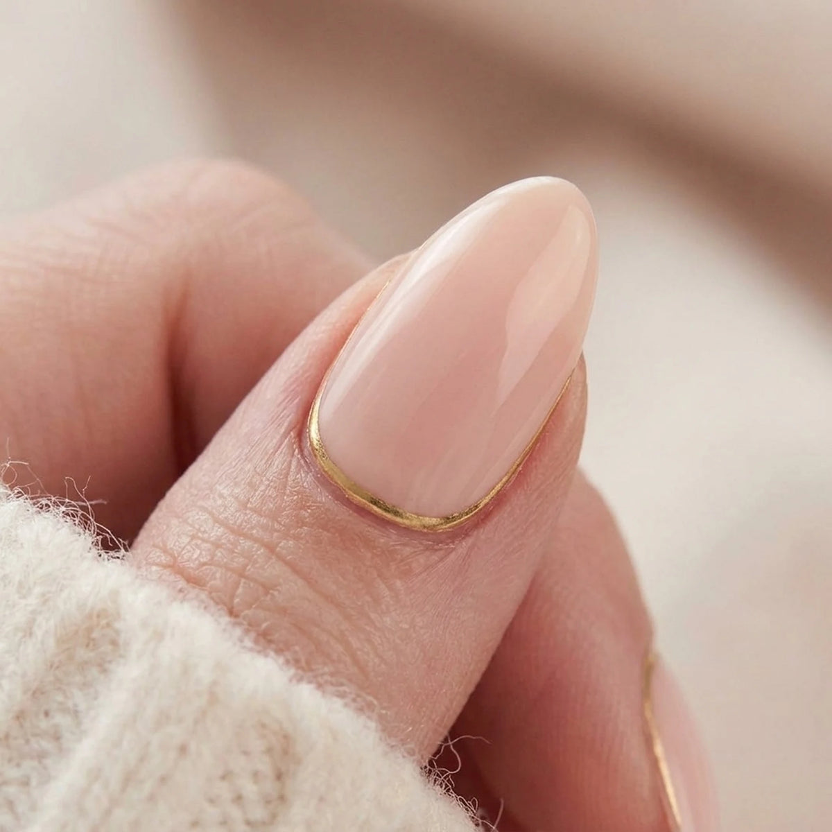 Golden Glimmer press-on nagels, close-up van de nagelfinish