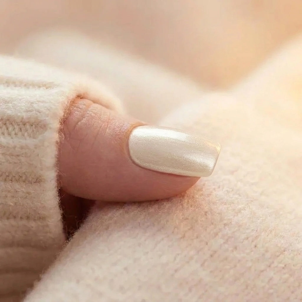 Pure Pearl – press-on nagels, close-up van de nagel