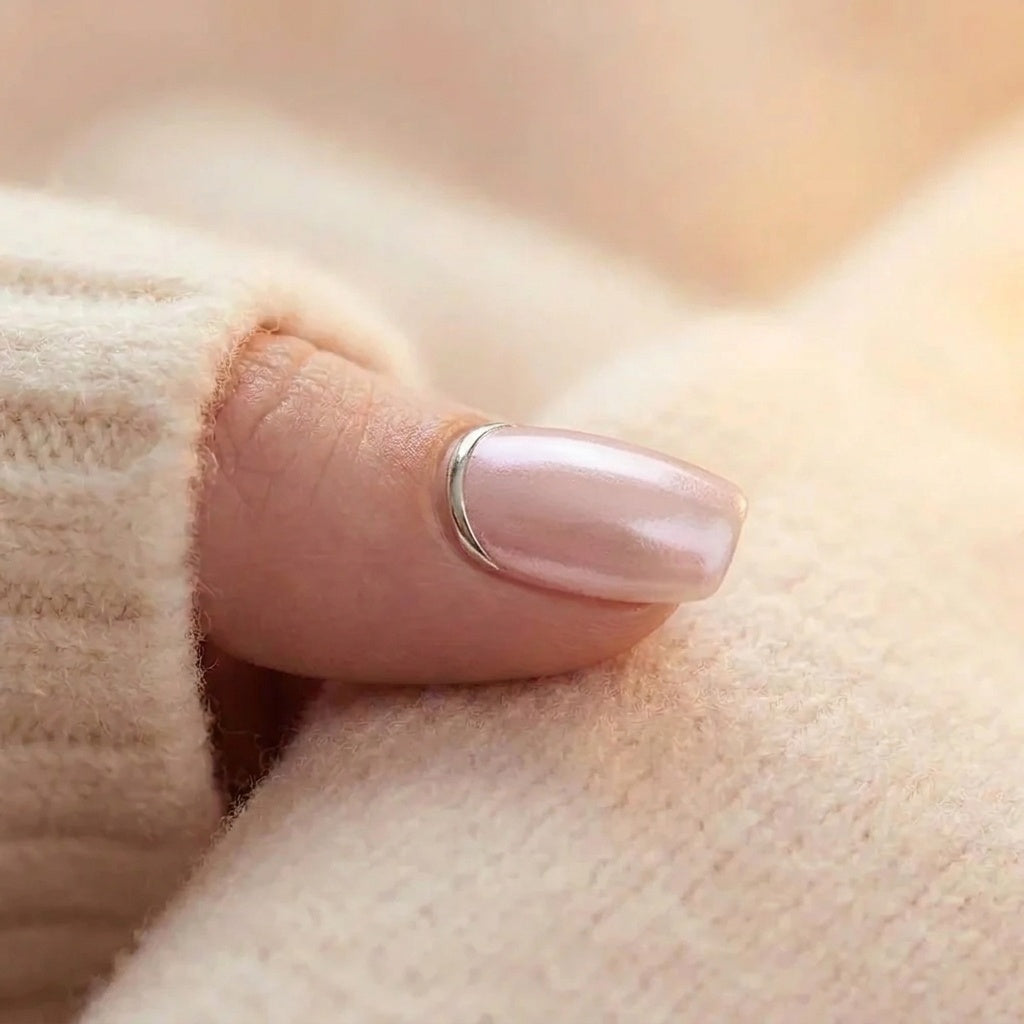 Shimmering Silver – press-on nagels, close-up van de nagel