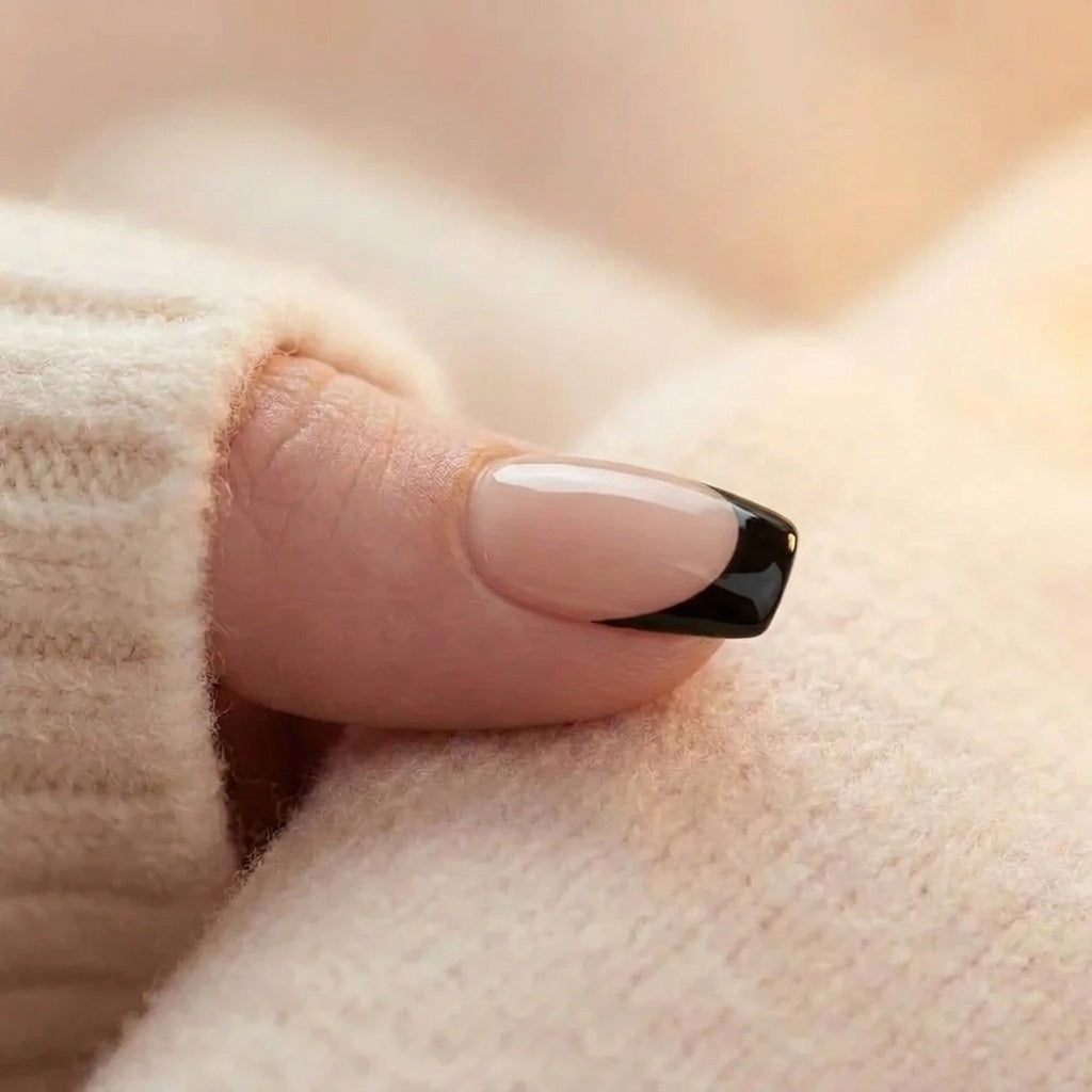 Sleek Silhouette – press-on nagels, close-up van de nagel