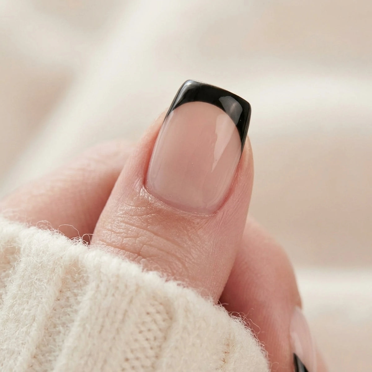 Sleek Silhouette press-on nagels, close-up van de afwerking